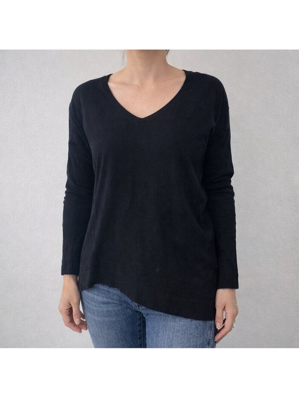 *White house Black Market Women's Black V-Neck Sweater size XS